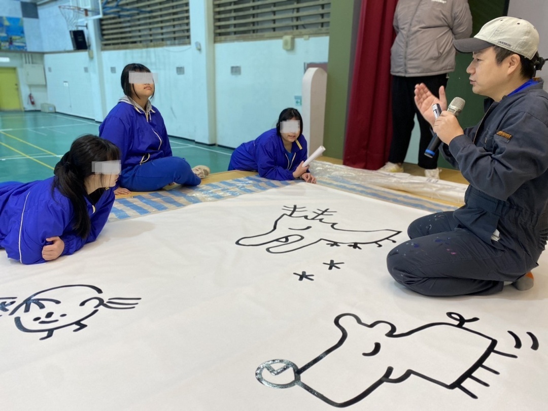 日本藝術家駐校，與學生共同校園創作